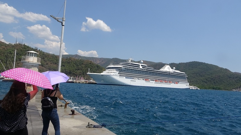 Dev yolcu gemisi Marmaris esnafına can suyu oldu