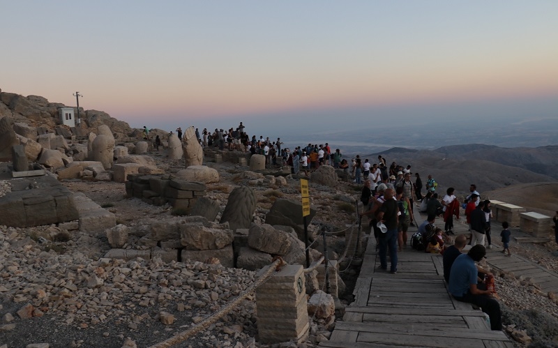 Nemrut Dağı’nda turist yoğunluğu