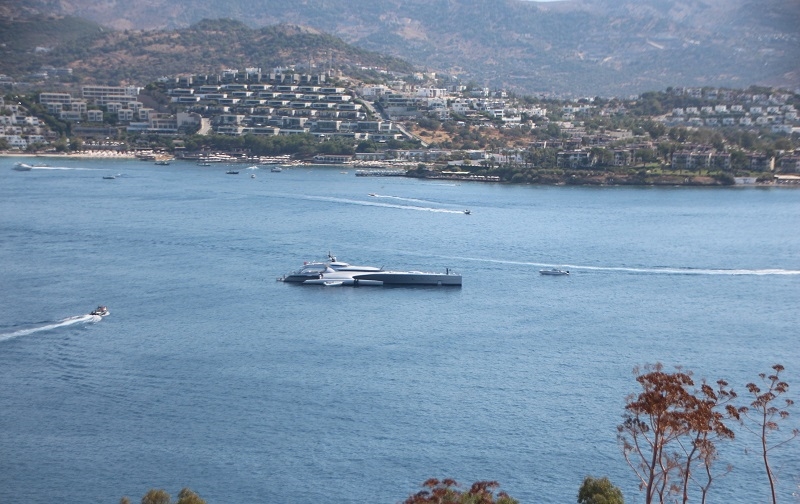 Uzay mekiği görünümlü yat Bodrum’da
