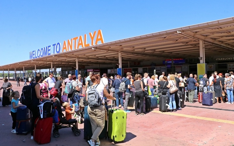 Antalya’da 8 milyon turist sayısı aşıldı