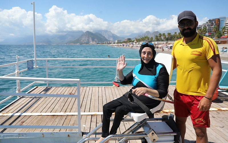 Engelliler denizin tadını Engelsiz Plaj ’da çıkartıyor