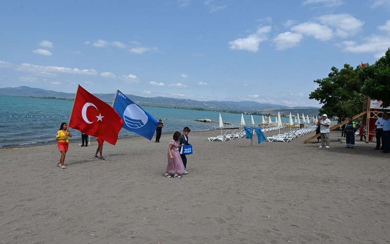 Mavi Bayrak, İznik İnciraltı Halk Plajı’nda dalgalanmaya başladı