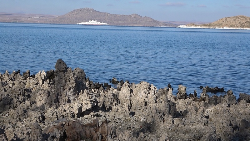 Van Gölü’nde sular çekilince su altı peribacaları ortaya çıktı