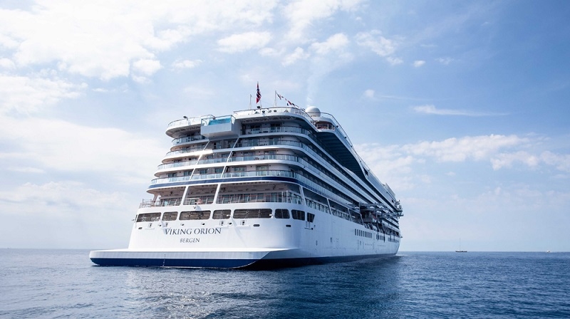 Dev kruvaziyer yüzlerce yolcusuyla bekletiliyor