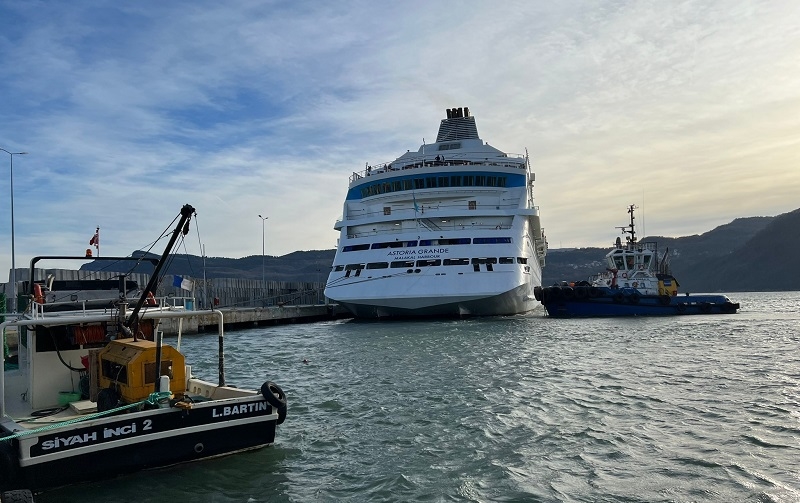 Limana çarpan kruvaziyerde seyire engel hasar yok 
