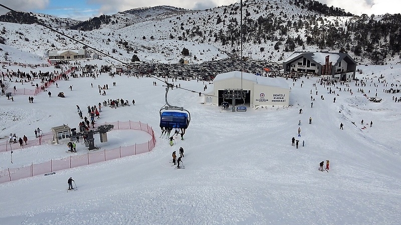 Denizli Kayak Merkezi turistlerin akınına uğradı