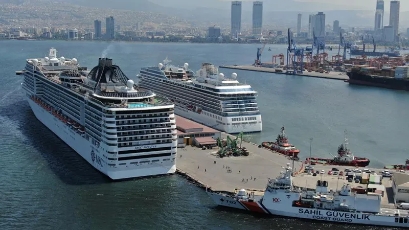 İzmir’e uzun aradan sonra 2 kruvaziyer gemisi geldi