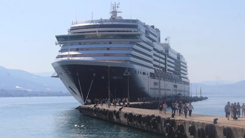 Alanya’ya sezonun 2’nci yolcu gemisi demirledi