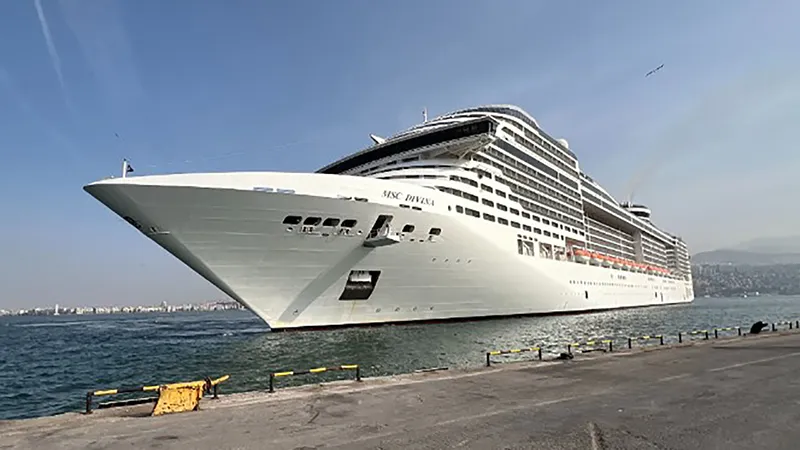 İzmir hareketli MSC Divina, 2024 yaz sezonuna başladı