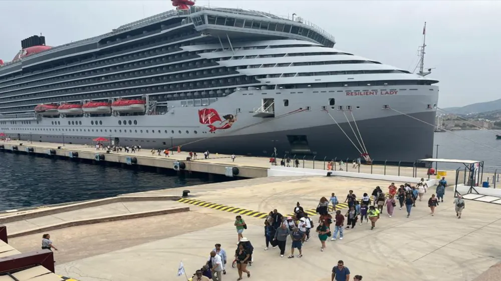 Resilient Lady kruvaziyeri 2 bin 355 yolcuyla Bodrum