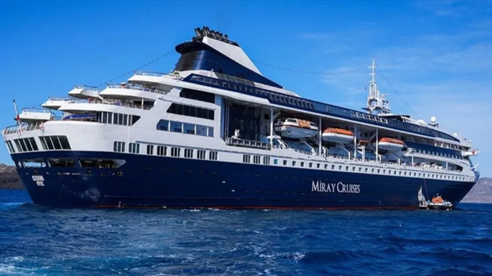 Depremzedeleri misafir eden yüzen otel, Ege adalarına turist taşıyor