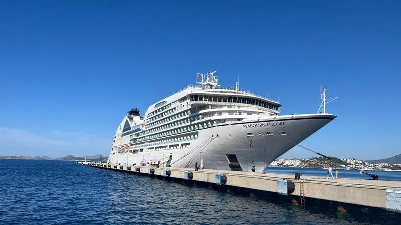 Seabourn Encore kruvaziyeri 556 yolcusuyla Bodrum