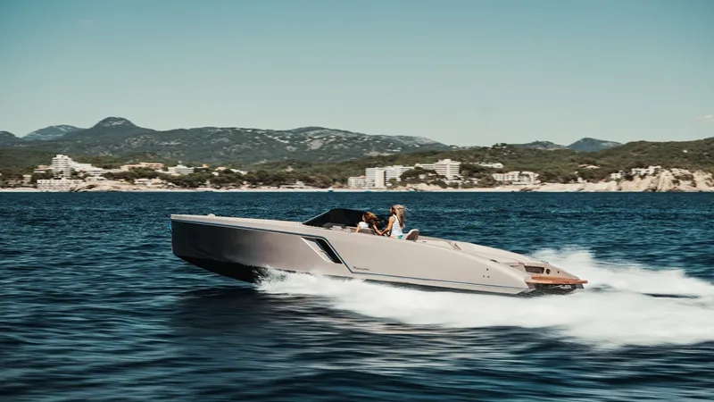 Asmira Marine, Frauscher ve Amelia ile fuar sahnesinde
