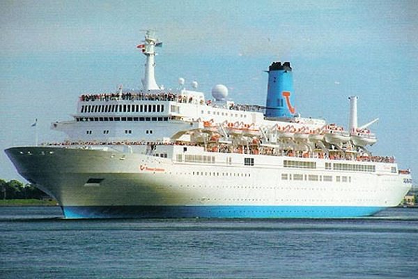 Thomson Celebration lüks yolcu gemisi Alanya`ya geldi