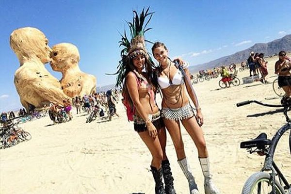 Sarılarak alışveriş yapıyorlar!