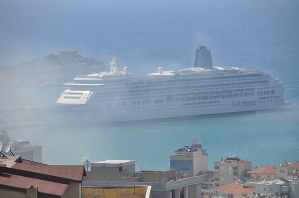 Kuşadası Limanı`nda korkutan yangın