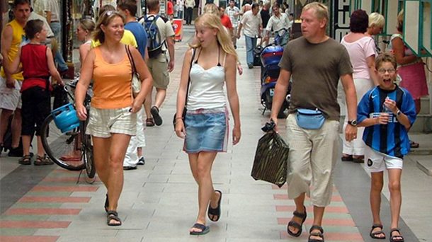 Alman turist gelmek istese de uçak yok