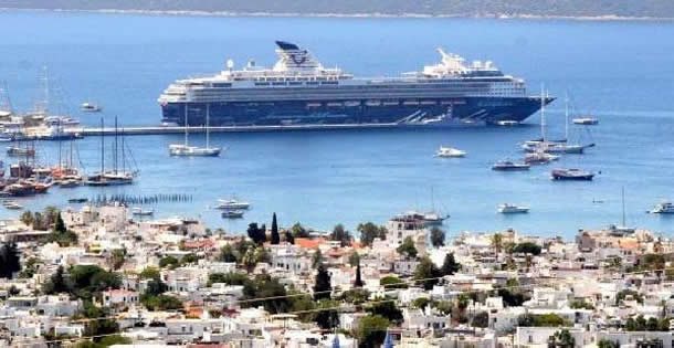 Yolcu gemisi Bodrum esnafının yüzünü güldürdü