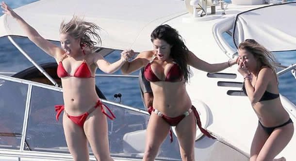 Ünlü model Casey Batchelor arkadaşlarıyla yat partisi verdi