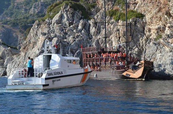 Korsan gezi teknesi kayalıklara çarptı