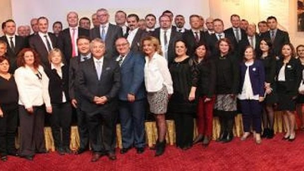 İzmir`e gelen turist sayısı yarı yarıya düştü