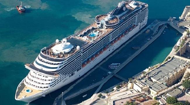 Kuşadası`nda kruvaziyer hareketliliği