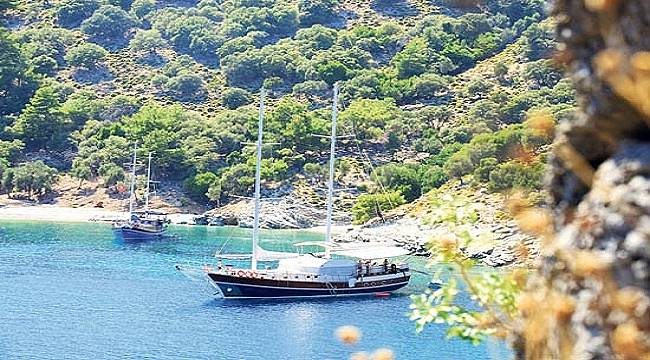 Ünlü çiftin gulette tatil keyfi
