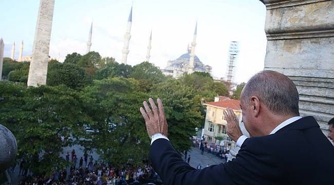 Cumhurbaşkanı Erdoğan, cenaze töreni sonrası Sultanahmet`te vatandaşlarla buluştu