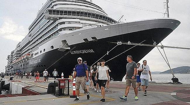 Dev transatlantik Kuşadası`na 4. seferini gerçekleştirdi