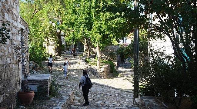 Yerli ve yabancı turistler Doğanbey köyüne yoğun ilgi gösteriyor