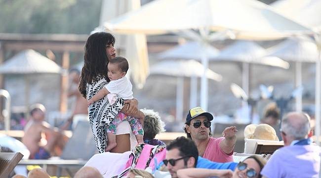 Kaan ve Kıvılcım, bebekleri İlayda`yı kucaklarından indirmedi