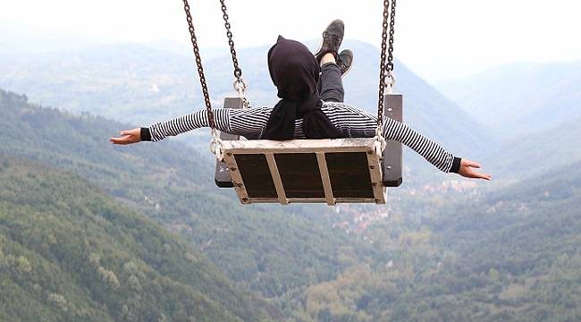 Orman manzaralı salıncağa ilgi yoğun oldu