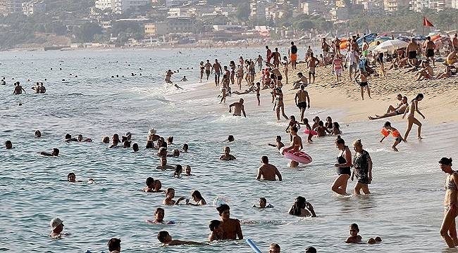 Alanya?da turistler denizin ve güneşin keyfini çıkarıyor 