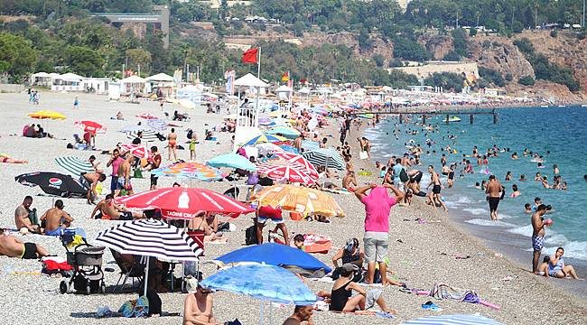 Konyaaltı sahilinde tehlikeli yoğunluk