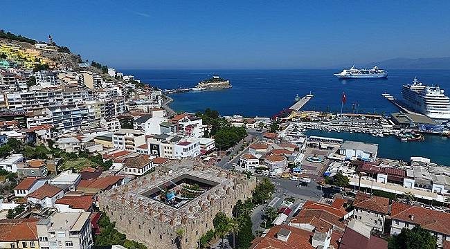 Kuşadası yerli ve yabancı turistlerin ilgi odağı oldu