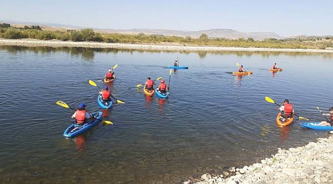 Murat Nehrinde gençlerin kano keyfi