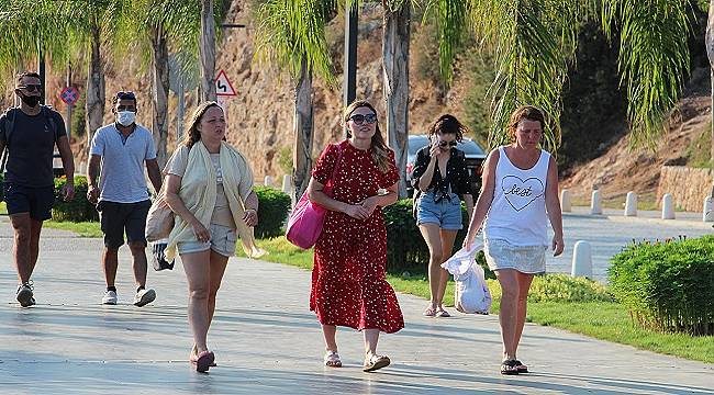 Turistlerin maske ve sosyal mesafe duyarsızlığı dikkat çekiyor