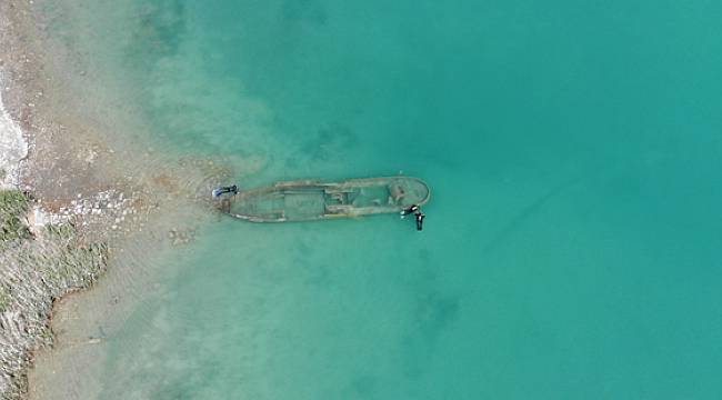 Van Gölü`nde bir batık gemi daha gün yüzüne çıkartıldı