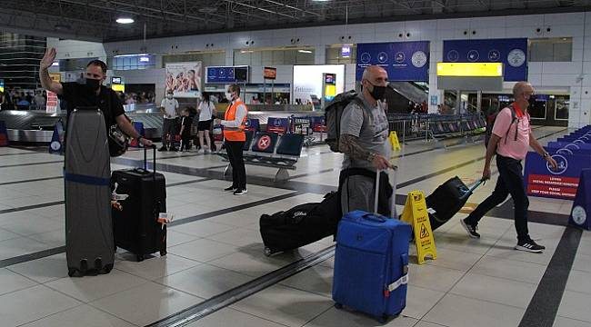 Antalya`ya ilk İngiliz turist kafilesi geldi