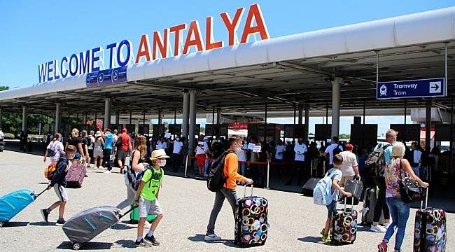 Antalya`ya sadece Eylül`de, 1 milyonu aşkın turist geldi 