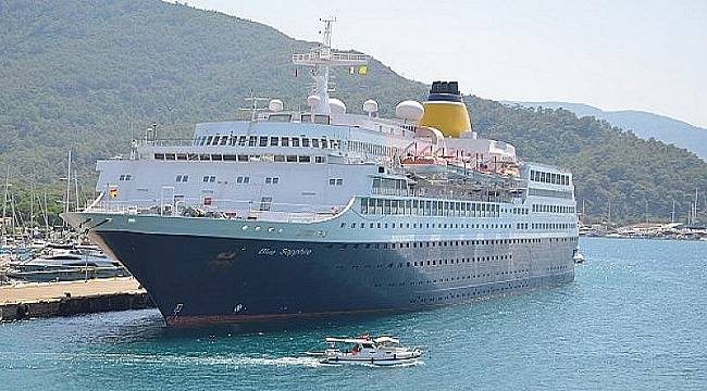 Kuşadası Limanı`na ilk kruvaziyer gemisi yanaştı