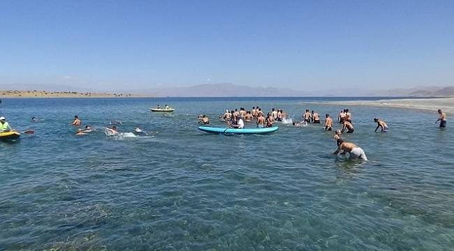 Van Gölü için yüzdüler