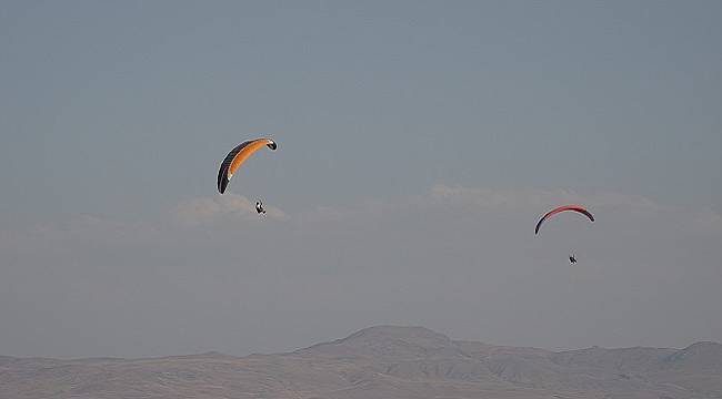 Van Gölü manzarası yamaç paraşütçülerinin ilgi odağı oldu